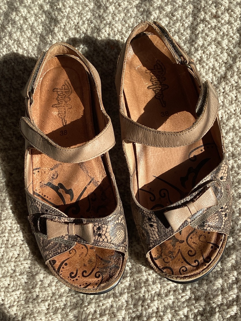 Women’s Brown Patterned Platform Sandals with Bow Accent